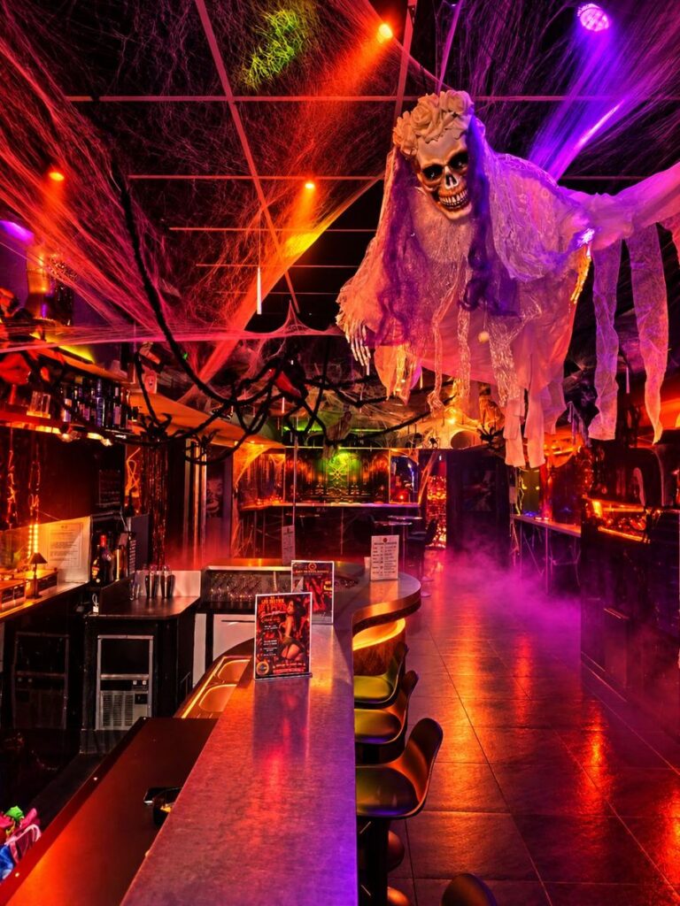 Spectre squelette suspendu au-dessus du bar pour Les Délices de l’Enfer