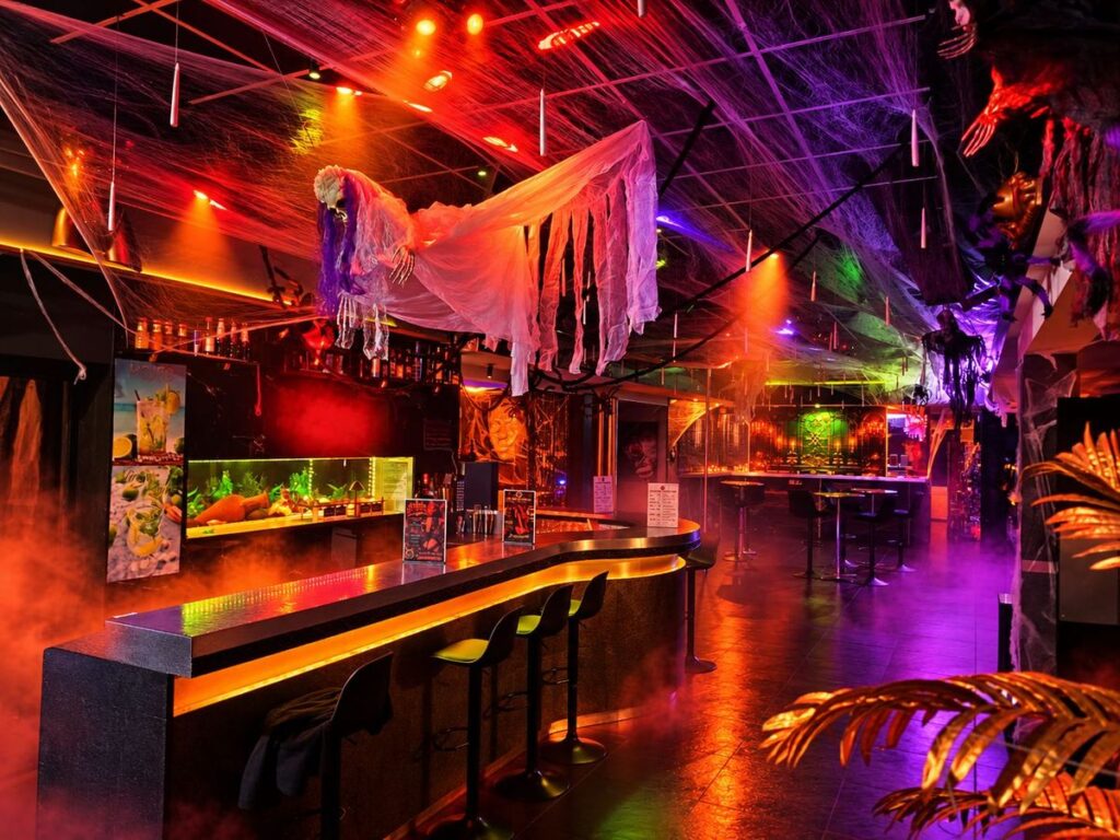 Bar du Privé Toulouse sous les toiles d’araignée et un fantôme suspendu