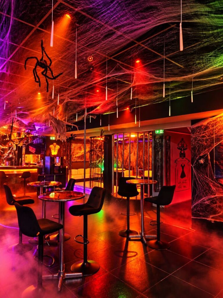 Mange-debout et cages lumineuses dans une ambiance infernale