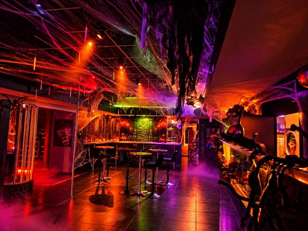Vue d’ensemble de la salle décorée pour la nuit du 30 octobre